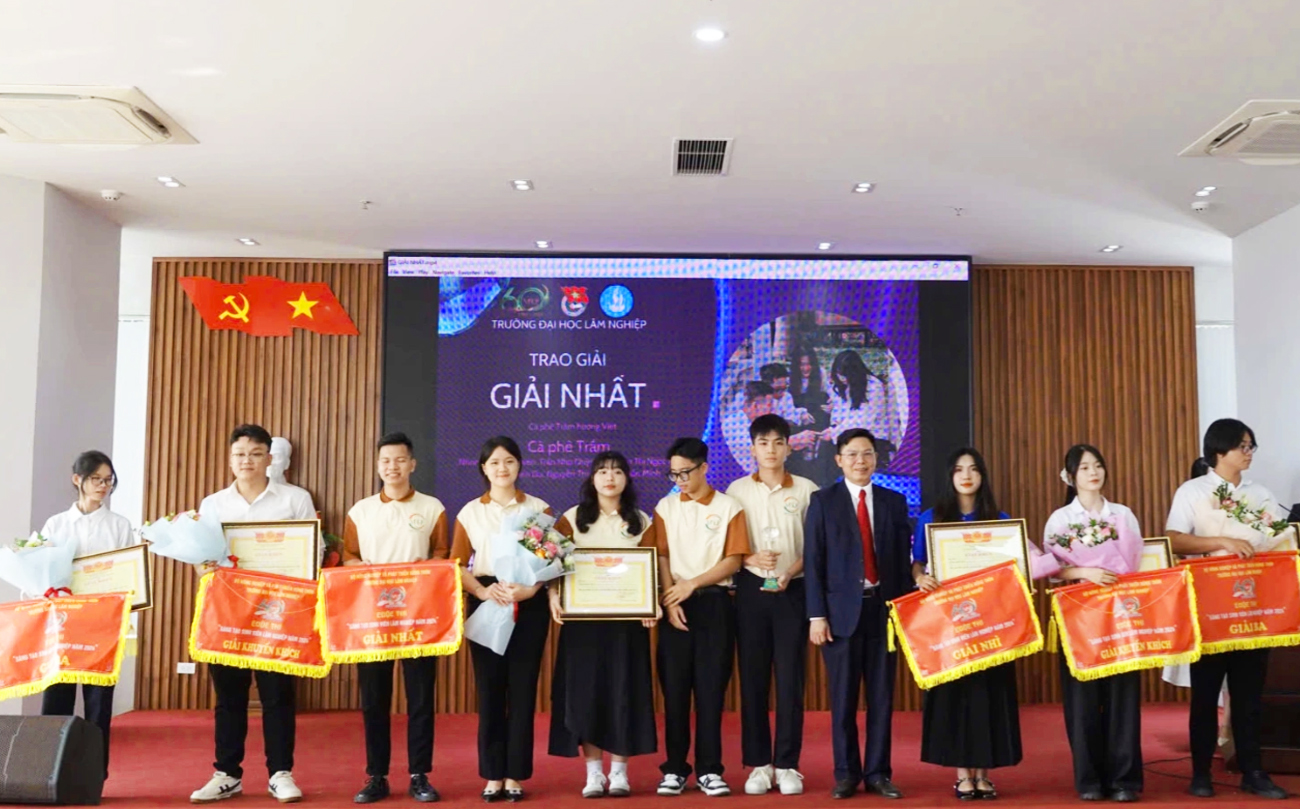 GS.TS Phạm Văn Điển, Hiệu trưởng nhà trường cùng các đội đoạt giải (Ảnh: M. Hà).