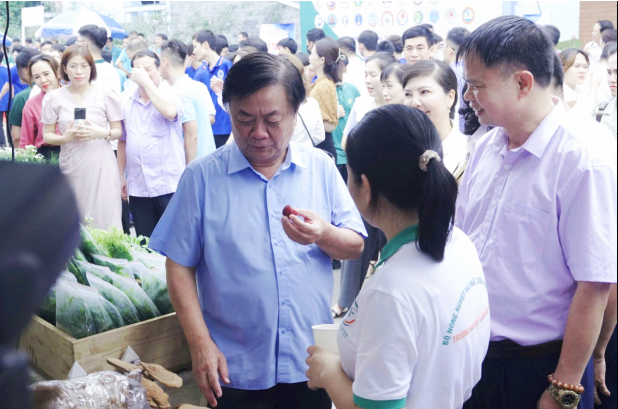 Ông Lê Minh Hoan (mặc áo xanh), Bộ trưởng Bộ Nông nghiệp và Phát triển Nông thôn, đã có dịp nếm thử mận trái mùa do nhóm sinh viên Trường ĐH Lâm nghiệp sản xuất (Ảnh: H. Khánh).